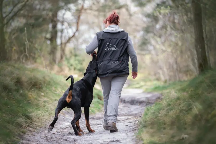 Hanneke wandelt met een hond door het bos
