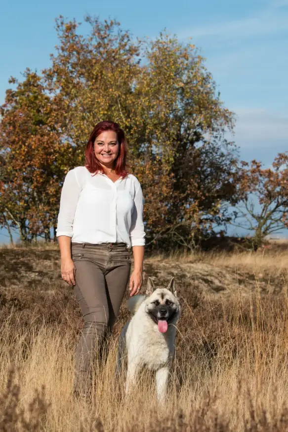Hondentrainer Hanneke met haar Akita Mila op de heide