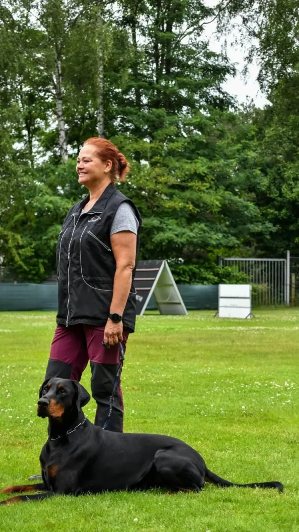 Hanneke in training met een Doberman