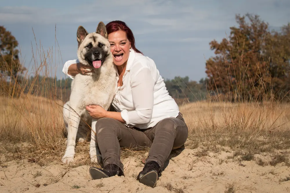 Hanneke knuffelt met haar hond
